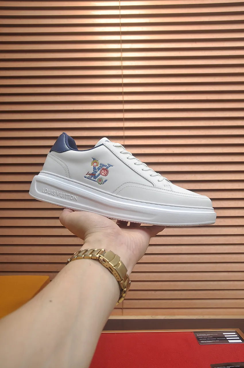 Men's men's shoes 💰640💶Original development, quality shipping, welcome to compare - LV sneaker series sports shoes introduce the loose silhouette of the ready-to-wear series into the spring and summer men's wear shows and make an eye-catching appearance. The cow leather upper is combined with rough fabric laces, and colorful beading highlights the brand's classic elements. LV letters mark the tongue and Monogram floral outsole. Mixed materials Made of top-grain cowhide, thick shoelace design, large Monogram print on the side, mesh lining and cotton feet, the comfort is as extreme as ever, premium heritage, quality first, worth owning! Size: Men’s 38-45 (45 is custom-made and cannot be returned or exchanged)